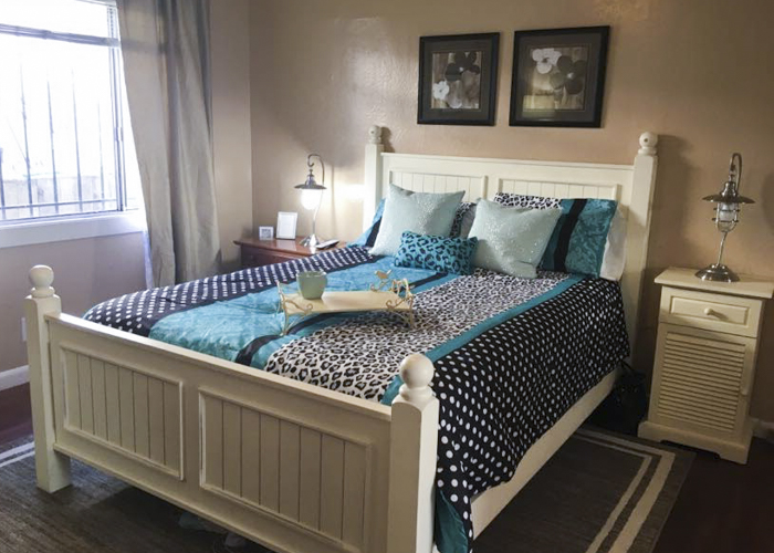 Queen bed with matching pillow cases and bed spread.